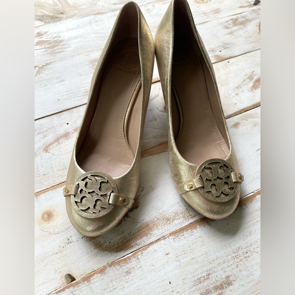 TORY BURCH Gold Metallic Leather Wedges Mini Miller heels Women's Sz 8.5 EUC - Picture 1 of 15